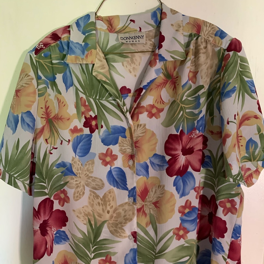 A DONNKENNY Woman’s Hawaiian shirt